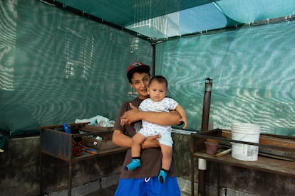 Sebastián, hombre trans, levanta a su hijo Bastián con amor. A Sebas se le cae la baba, pero también su piel se eriza cuando rememora el largo camino transitado para recuperar a su hijo. Para ver la fotogalería completa, pincha en la imagen. 