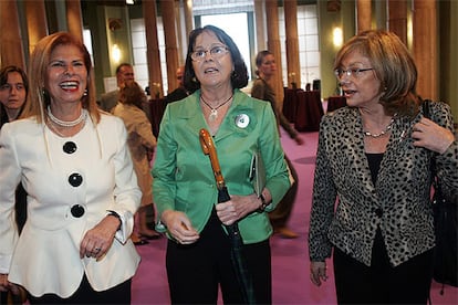 Tampoco han faltado a la cita con EL PA?S Carmen Alborch, Rosa Conde y Amparo Rubiales, que han llegado juntas a la entrega de los Premios Ortega y Gasset de Periodismo 2006 en el Crculo de Bellas Artes en una edicin en la que se celebra el XXX Aniversario del diario.