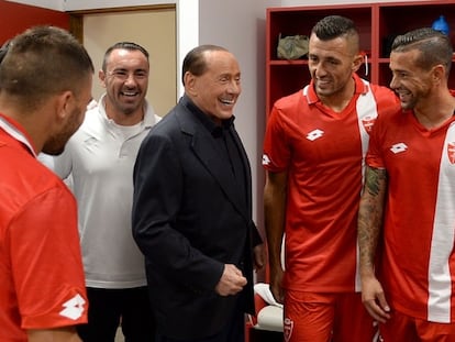 Silvio Berlusconi, en el vestuario de los jugadores del Monza.