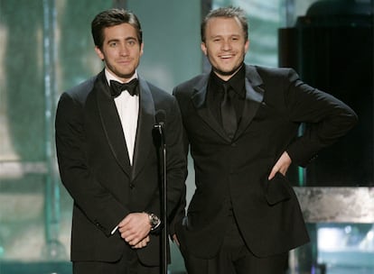 Heath Ledger (derecha) y Jake Gyllenhaal, protagonistas de "Brokeback Mountain".