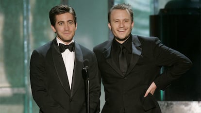 Heath Ledger (à direita) e Jake Gyllenhaal, protagonistas de ‘O Segredo de Brokeback Mountain’.