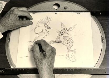 Una imagen de la exposición neoyorquina de Chuck Jones, en la que se ve cómo dibuja a Elmer y a Bugs Bunny.