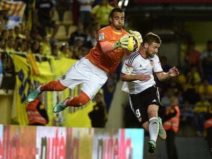 Asenjo atrapa el balón ante Mustafi