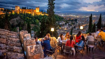 Atardecer en la terraza de un restaurante en el mirador de San Nicolás, en el barrio granadino del Albaicín, con la Alhambra al fondo.