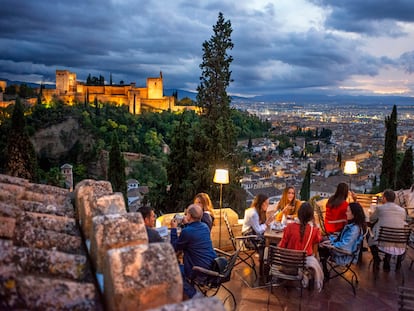 Atardecer en la terraza de un restaurante en el mirador de San Nicolás, en el barrio granadino del Albaicín, con la Alhambra al fondo.
