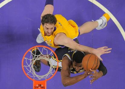 Pau Gasol trata de poner un tapón a Derrick Favors.