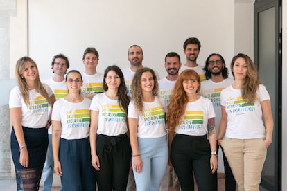 Alessandro Miori, segundo por la izquierda, con el equipo.