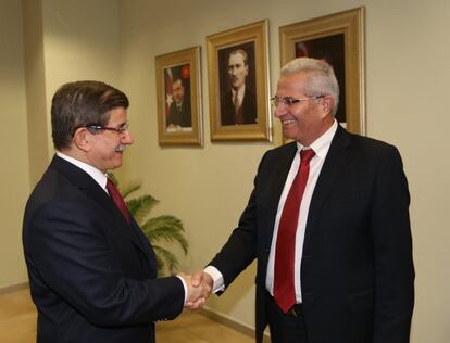 A la derecha en la imagen, el secretario general del partido chipriota AKEL Progressive Party of working People, Andros Kyprianou.