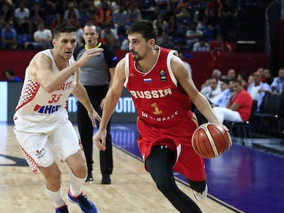 Shved, perseguido por Tomas en el Rusia-Croacia.