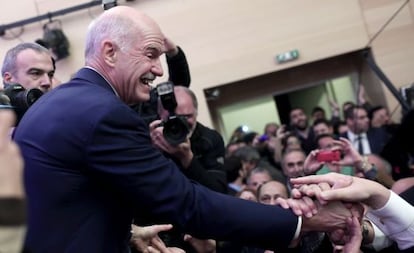 El ex primer ministro griego Yorgos Papandreu saluda a sus partidarios en la reuni&oacute;n inaugural de su nuevo partido, el s&aacute;bado.