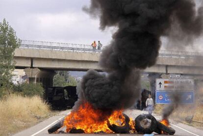 Ruedas ardiendo en una de las carreteras de la localidad leonesa de La Magdalena que hoy ha sido cortada por un grupo de mineros