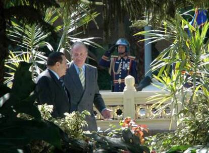 El Rey pasea con el Presidente egipcio Hosni Mubarak, esta mañana en los jardines del palacio presidencial