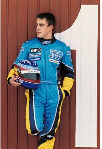 El piloto español posa con el casco y el mono de Renault.