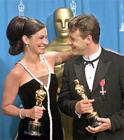 Julia Roberts (<i>Erin Brockovich</i>) y Russel Crowe (<i>Gladiator</i>) posan con sus respectivos <i>oscars</i> el domingo por la noche en el Shrine Auditorium de Los Ángeles.