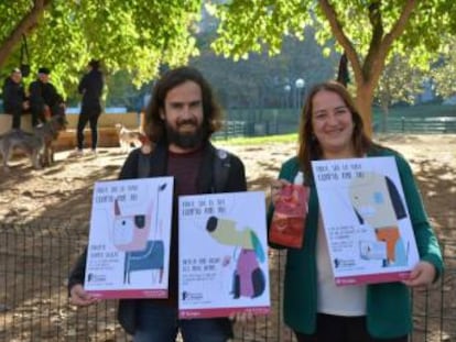 L'il·lustrador de la campanya, Josep Serra, i la regidora Ivana Martínez.