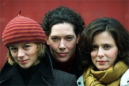 De izquierda a derecha, las tres protagonistas de <i>Las criadas</i>, Emma Suárez, Maru Valdivielso y Aitana Sánchez Gijón.