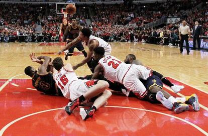 Rose, Butler y Pau Gaso luchan por el balón ante Tristan Thompson y LeBron James