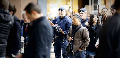 La Asamblea Nacional francesa decidió este jueves casi por unanimidad prolongar durante tres meses la duración del estado de emergencia en el país y reforzar ese régimen de excepción. En la imagen, agentes CRS patrullan la zona de Opéra en París.