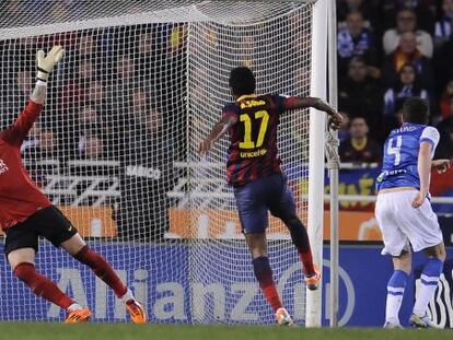 Song, en propia puerta, marca el primer gol.