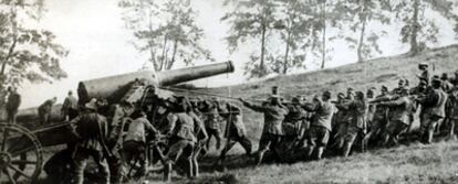 Tropas italianas disparan un cañón contra los austriacos durante la batalla de Carso, en la Primera Guerra Mundial.