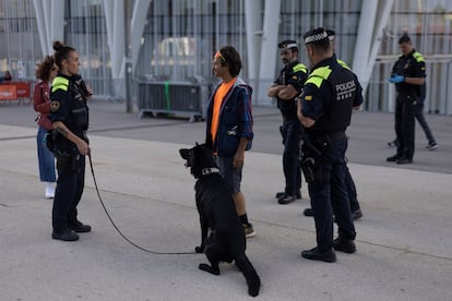 Control de drogas de la Guardia Urbana con la ayuda de un perro en los accesos del festival.