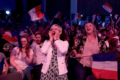Seguidores de Le Pen tras conocer los sondeos.