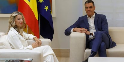 El presidente del Gobierno, Pedro Sánchez (a la derecha), y la vicepresidenta segunda y ministra de Trabajo y Economía Social, Yolanda Díaz.
 