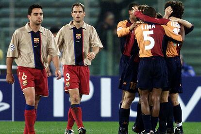 En 2002, con Rexach como entrenador, el Barça cayó en el Olímpico de Roma por 3-0 contra el equipo dirigido por Fabio Capello. En la foto, Xavi y Frank de Boer observan, cabizbajos, la celebración de los jugadores del Roma.