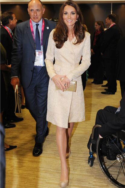 La duquesa de Cambridge acudió así de elegante a la ceremonia de apertura de los Juegos Paraolímpicos de Londres. Kate Middleton rescató un abrigo brocado tipo vestido con hilo en oro y clutch dorado.
