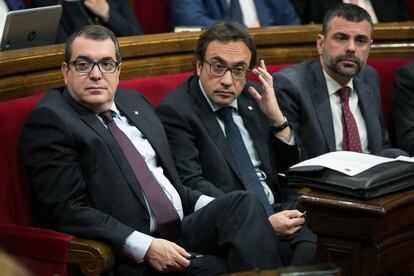 El conseller Jordi Jané (esquerra), al Parlament.