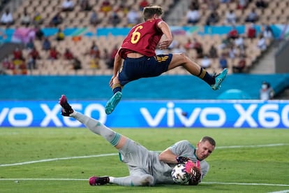 El centrocampista español Marcos Llorente salta ante la salida del portero de Suecia, Robin Olsen, en una ocasión de los de Luis Enrique.