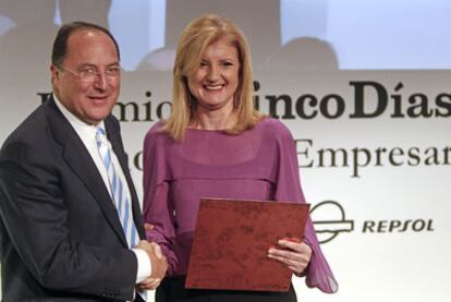 Carlos Moro, presidente de Matarromera, recibe el premio de manos de Arianna Huffington.