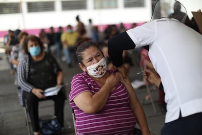 Una mujer recibe la vacuna contra la covid en Ciudad Nezahualcóyotl (Estado de México).