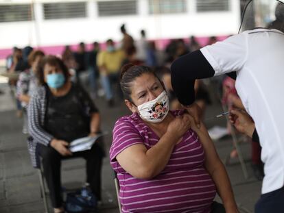 Una mujer recibe la vacuna contra la covid en Ciudad Nezahualcóyotl (Estado de México).