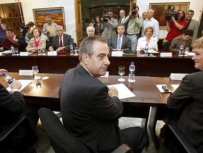 Celestino Corbacho, en una reunión con los agentes sociales durante su etapa de Ministro de Trabajo, en 2010.