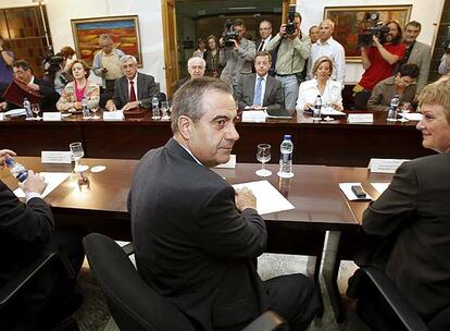 Celestino Corbacho, en una reunión con los agentes sociales durante su etapa de Ministro de Trabajo, en 2010.