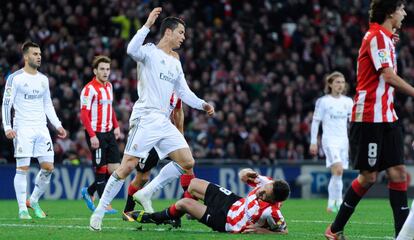 Gurpegi cae al suelo por un contacto con Ronaldo