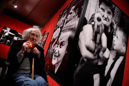 William Klein en la exposición de su obra en la Pedrera de Barcelona