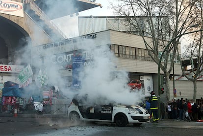 Imagen del coche incendiado por los aficionados del Rayo.