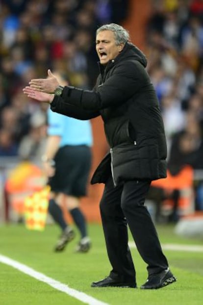 Mourinho da instrucciones durante el partido