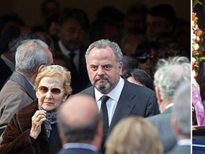 Isabel Moreno, madre de Isabel Polanco, junto a su hijo Ignacio, presidente del Grupo PRISA. Los príncipes de Asturias salen de la capilla ardiente.