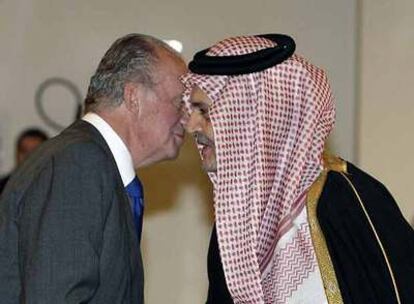 El Rey recibe el saludo del ministro del Exteriores de Arabia Saudí, el príncipe Faisal al Saud.