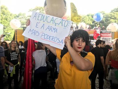 "A educação é a arma mais poderosa", escreveu essa manifestante em cartaz na avenida Paulista.