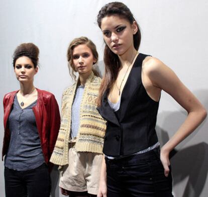 Las modelos Leticia Zuloaga, Beatriz Saladich y Alejandra Alonso, esta última galardonada con el premio L'Oréal la mejor modelo de la 53 edición de Cibeles.