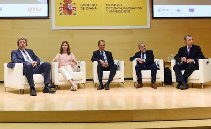 De izquierda a derecha, el director de Navegaci&oacute;n de la ESA, Paul Verhoef; la secretaria general de Transportes, Mar&iacute;a Jos&eacute; Rallo; el ministro de Ciencia, Pedro Duque; el consejero para actividades de navegaci&oacute;n de la CE, Segundo Augusto Gonz&aacute;lez, y el director general de GMV Jes&uacute;s Serrano, ayer en Madrid.  EFE