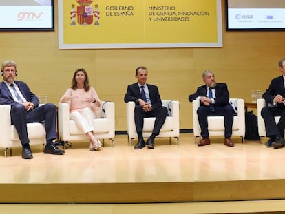 De izquierda a derecha, el director de Navegaci&oacute;n de la ESA, Paul Verhoef; la secretaria general de Transportes, Mar&iacute;a Jos&eacute; Rallo; el ministro de Ciencia, Pedro Duque; el consejero para actividades de navegaci&oacute;n de la CE, Segundo Augusto Gonz&aacute;lez, y el director general de GMV Jes&uacute;s Serrano, ayer en Madrid.  EFE