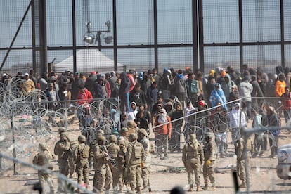 Migrantes después de romper las barreras establecidas en el Río Grande en El Paso, Texas, el 21 de marzo.