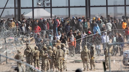 Migrantes después de romper las barreras establecidas en el Río Grande en El Paso, Texas, el 21 de marzo.