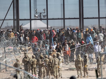 Migrantes después de romper las barreras establecidas en el Río Grande en El Paso, Texas, el 21 de marzo.