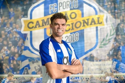 Pepe posa con la camiseta del Oporto tras confirmarse su regreso al club portugués.